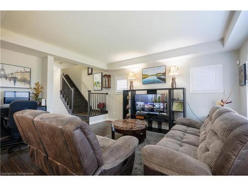 83 Monarch Street, Welland, ON - Indoor Photo Showing Living Room