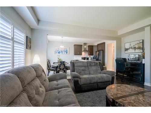 83 Monarch Street, Welland, ON - Indoor Photo Showing Living Room