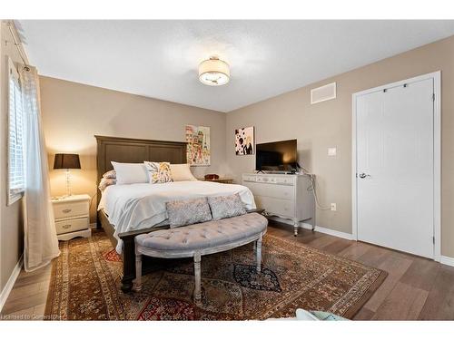 4350 Henry Avenue, Lincoln, ON - Indoor Photo Showing Bedroom