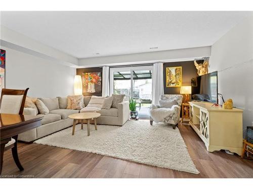 4350 Henry Avenue, Lincoln, ON - Indoor Photo Showing Living Room