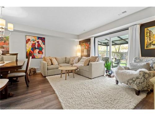 4350 Henry Avenue, Lincoln, ON - Indoor Photo Showing Living Room