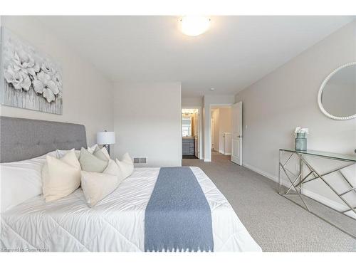 7381 Matteo Drive, Niagara Falls, ON - Indoor Photo Showing Bedroom