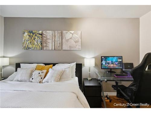 112-2149 Mountain Grove Avenue, Burlington, ON - Indoor Photo Showing Bedroom