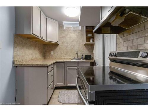 Bsmt-5438 Tenth Line W, Mississauga, ON - Indoor Photo Showing Kitchen