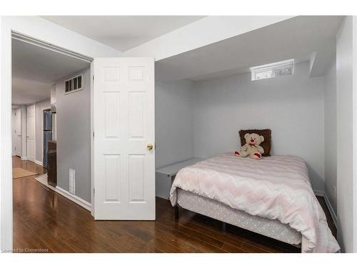 Bsmt-5438 Tenth Line W, Mississauga, ON - Indoor Photo Showing Bedroom