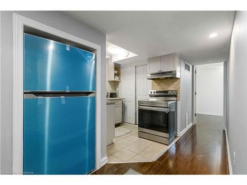 Bsmt-5438 Tenth Line W, Mississauga, ON - Indoor Photo Showing Kitchen