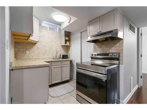 Bsmt-5438 Tenth Line W, Mississauga, ON - Indoor Photo Showing Kitchen