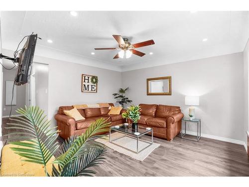 392 East 43Rd Street, Hamilton, ON - Indoor Photo Showing Living Room