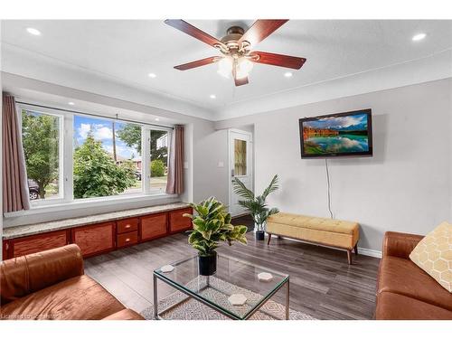 392 East 43Rd Street, Hamilton, ON - Indoor Photo Showing Living Room