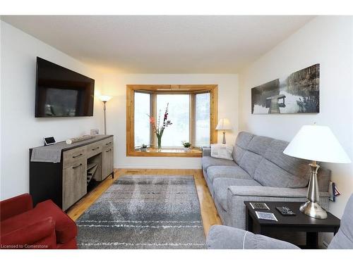 26 Wimbledon Court, Brampton, ON - Indoor Photo Showing Living Room