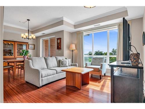 503-483 Faith Drive, Mississauga, ON - Indoor Photo Showing Living Room