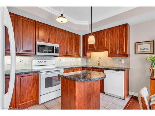 503-483 Faith Drive, Mississauga, ON - Indoor Photo Showing Kitchen