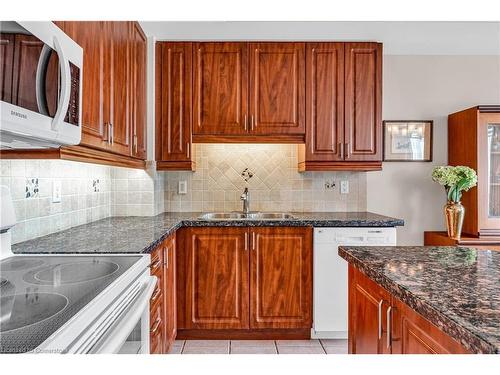 503-483 Faith Drive, Mississauga, ON - Indoor Photo Showing Kitchen