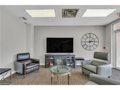 503-483 Faith Drive, Mississauga, ON - Indoor Photo Showing Living Room