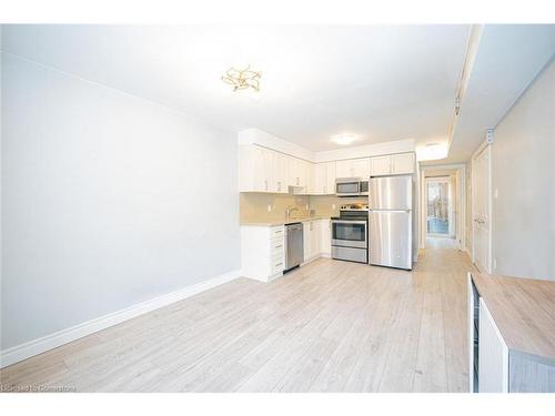 3-122 Courtland Avenue E, Kitchener, ON - Indoor Photo Showing Kitchen