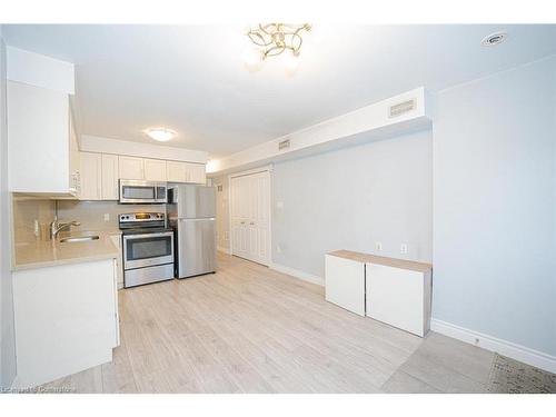 3-122 Courtland Avenue E, Kitchener, ON - Indoor Photo Showing Kitchen