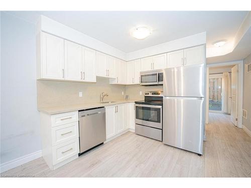 3-122 Courtland Avenue E, Kitchener, ON - Indoor Photo Showing Kitchen