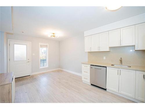 3-122 Courtland Avenue E, Kitchener, ON - Indoor Photo Showing Kitchen