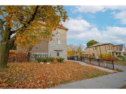 3-122 Courtland Avenue E, Kitchener, ON - Outdoor