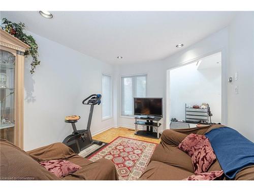 5528 Woodchase Crescent, Mississauga, ON - Indoor Photo Showing Living Room