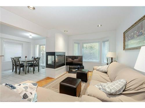 5528 Woodchase Crescent, Mississauga, ON - Indoor Photo Showing Living Room