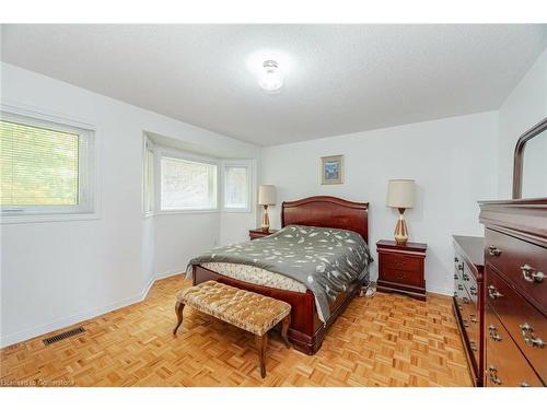 5528 Woodchase Crescent, Mississauga, ON - Indoor Photo Showing Bedroom