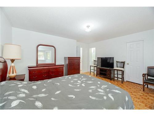 5528 Woodchase Crescent, Mississauga, ON - Indoor Photo Showing Bedroom