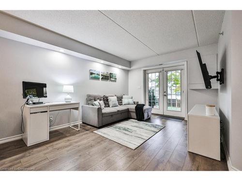 103-1460 Bishops Gate, Oakville, ON - Indoor Photo Showing Living Room