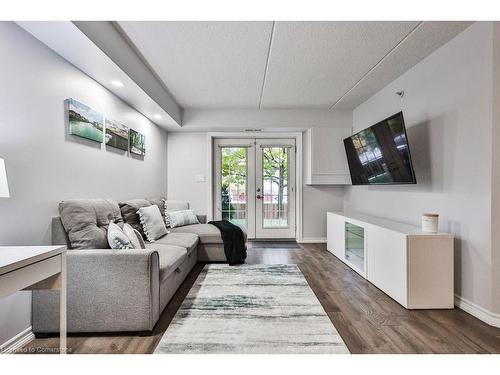 103-1460 Bishops Gate, Oakville, ON - Indoor Photo Showing Living Room