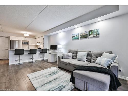 103-1460 Bishops Gate, Oakville, ON - Indoor Photo Showing Living Room