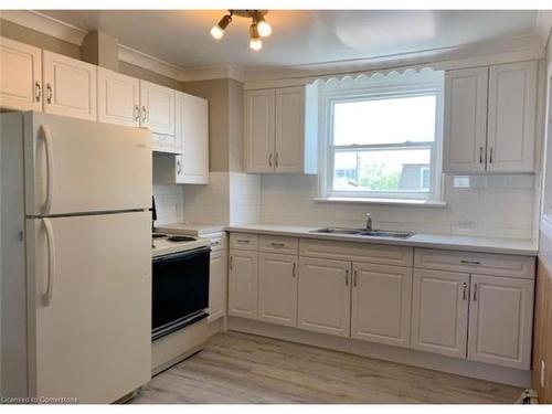 180 Pine Street S, Thorold, ON - Indoor Photo Showing Kitchen With Double Sink