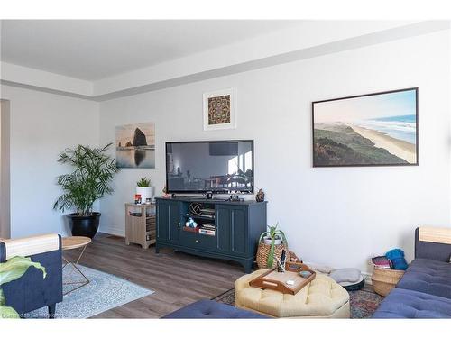 204 Sunflower Place, Welland, ON - Indoor Photo Showing Living Room