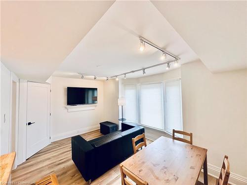 Upper-212 Homewood Avenue, Hamilton, ON - Indoor Photo Showing Dining Room