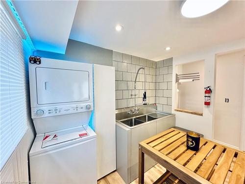 Upper-212 Homewood Avenue, Hamilton, ON - Indoor Photo Showing Laundry Room