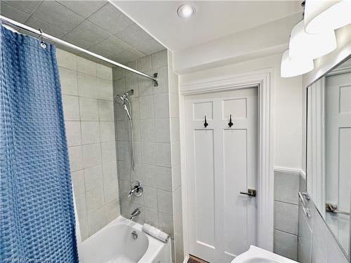 Upper-212 Homewood Avenue, Hamilton, ON - Indoor Photo Showing Bathroom