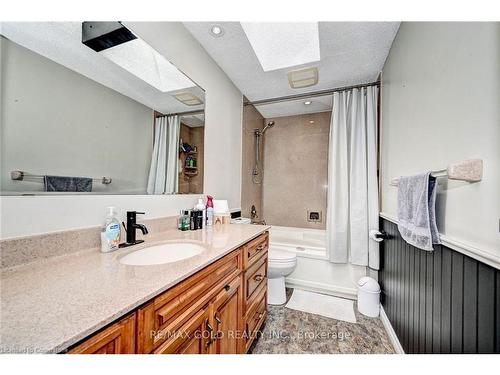 288 Salisbury Avenue, Cambridge, ON - Indoor Photo Showing Bathroom