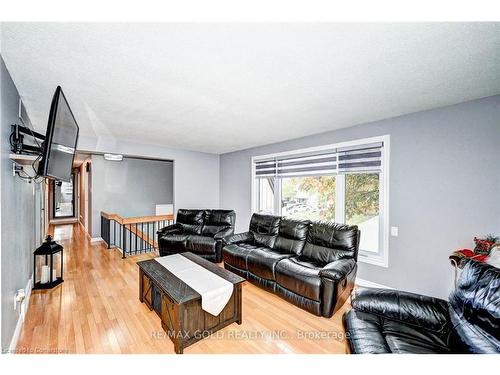 288 Salisbury Avenue, Cambridge, ON - Indoor Photo Showing Living Room