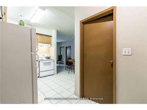 101-253 Lester Street, Waterloo, ON - Indoor Photo Showing Kitchen