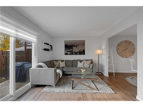 22-149 St Catharine Street, Smithville, ON - Indoor Photo Showing Living Room