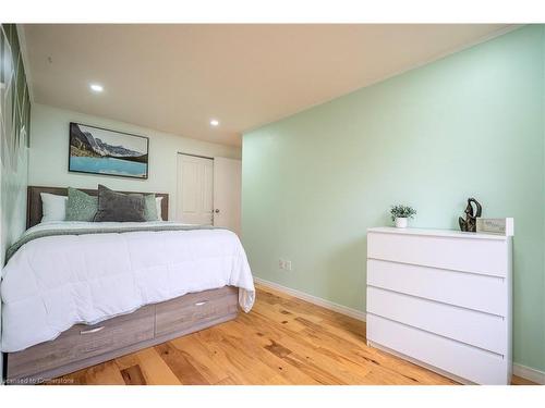 5 Manor Drive, Kitchener, ON - Indoor Photo Showing Bedroom