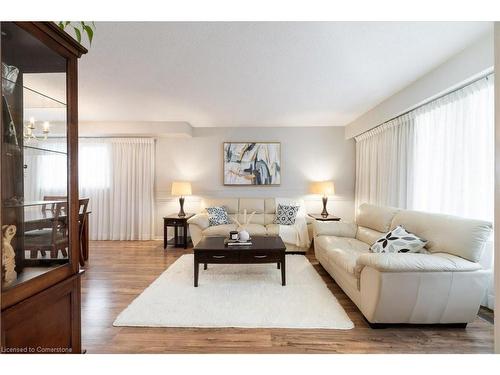 2470 Cobbinshaw Circle, Mississauga, ON - Indoor Photo Showing Living Room