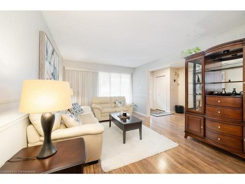 2470 Cobbinshaw Circle, Mississauga, ON - Indoor Photo Showing Living Room