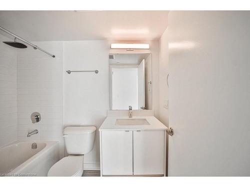 A402-1117 Cooke Boulevard, Burlington, ON - Indoor Photo Showing Bathroom