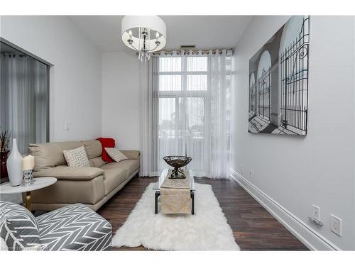 102-215 Queen Street, Brampton, ON - Indoor Photo Showing Living Room