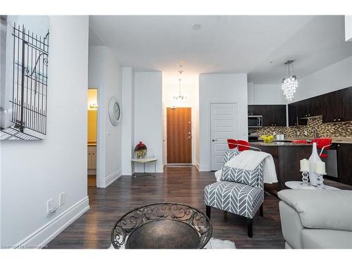 102-215 Queen Street, Brampton, ON - Indoor Photo Showing Living Room