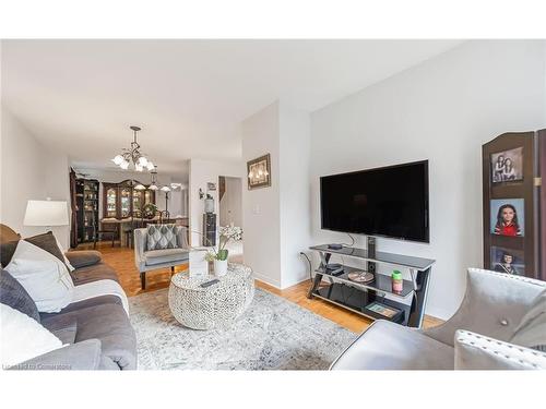 5160 Boardwalk Drive, Mississauga, ON - Indoor Photo Showing Living Room