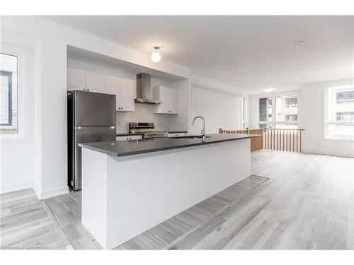 61 Red Maple Lane, Barrie, ON - Indoor Photo Showing Kitchen