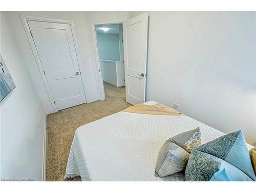 239-30 Times Square Boulevard, Hamilton, ON - Indoor Photo Showing Bedroom