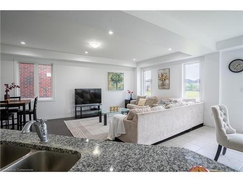 58 Beauchamp Drive, Cambridge, ON - Indoor Photo Showing Living Room