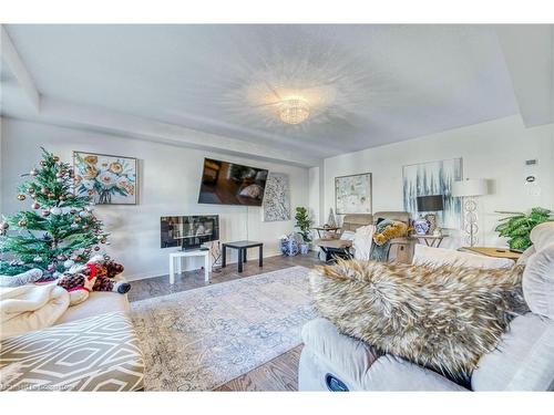 7993 Hackberry Trail, Niagara Falls, ON - Indoor Photo Showing Living Room